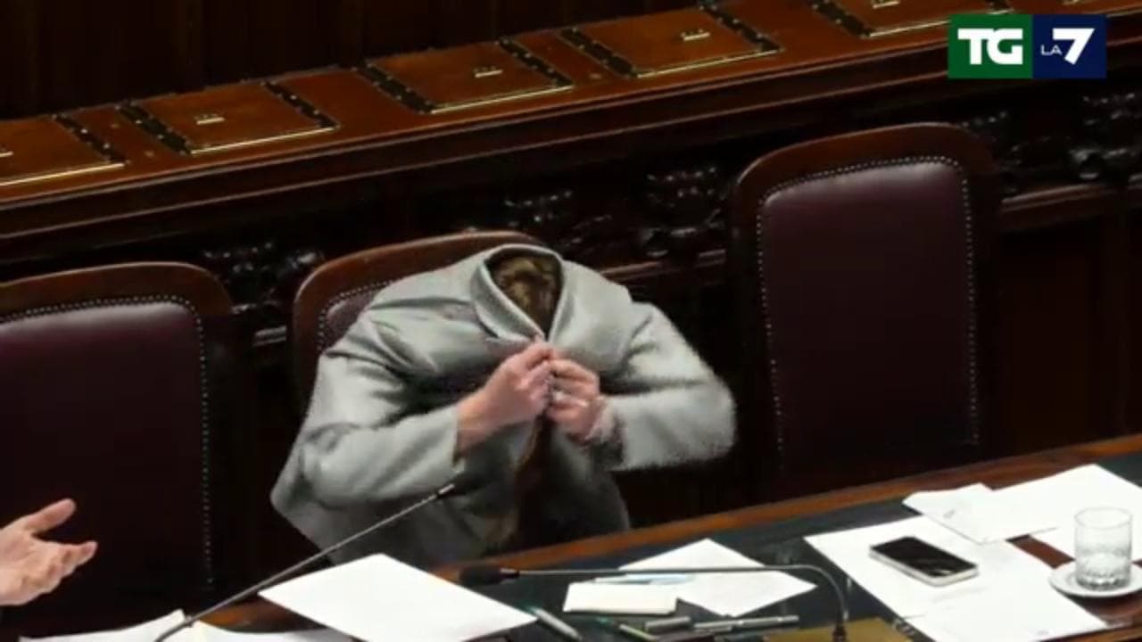 Camera, Bonelli a Meloni: "Non mi guardi così". E lei nasconde la testa nella giacca
