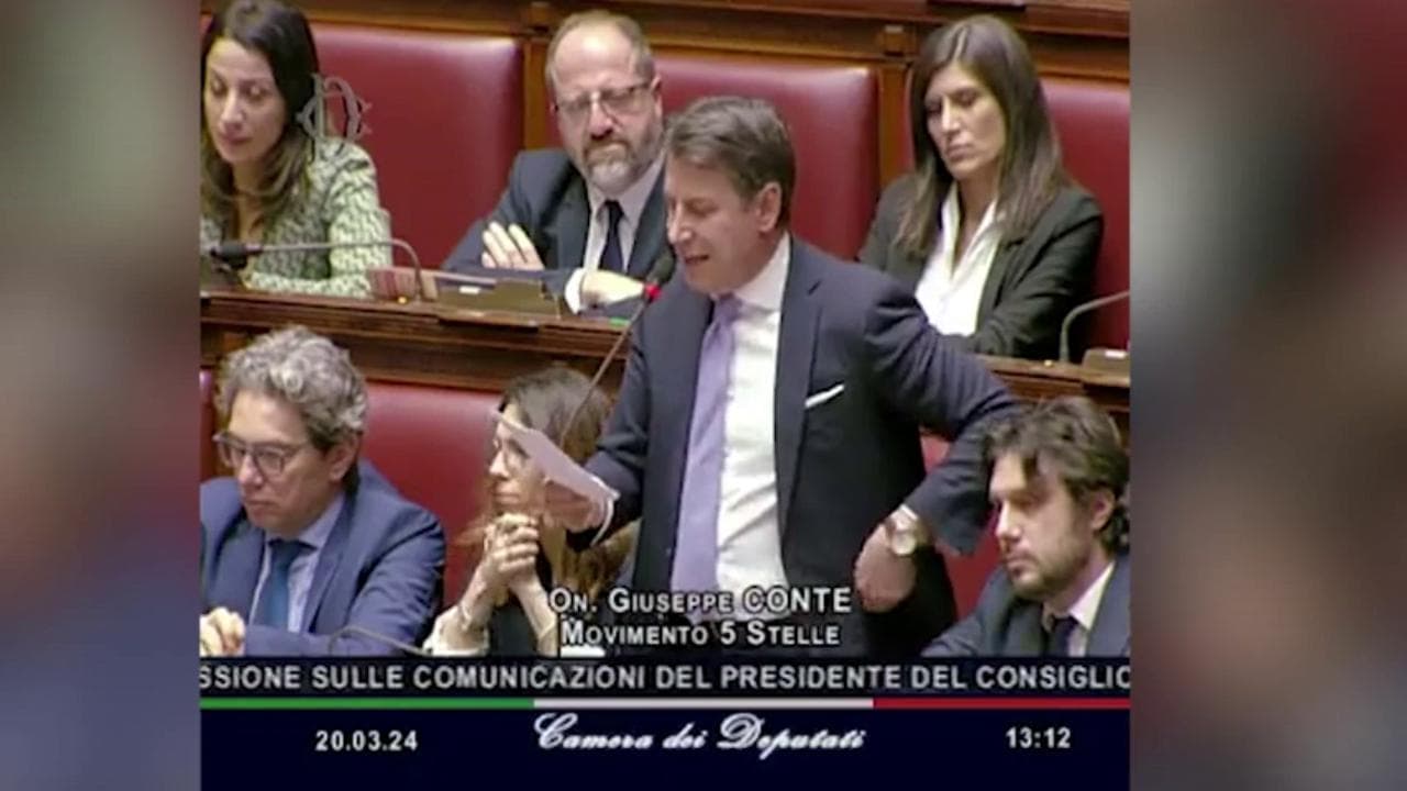 Conte attacca Meloni: "Il problema è la mia pochette o il suo elmetto?"