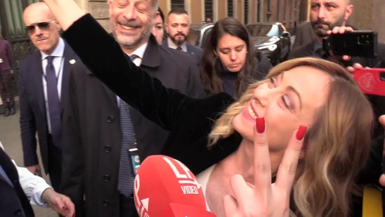 La premier Meloni si ferma per un selfie con una scolaresca prima di entrare in Senato