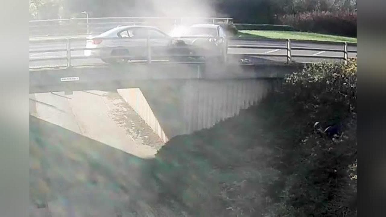 Inghilterra, si arrabbia col motociclista e lo spinge giù dal ponte con la sua Bmw: il video