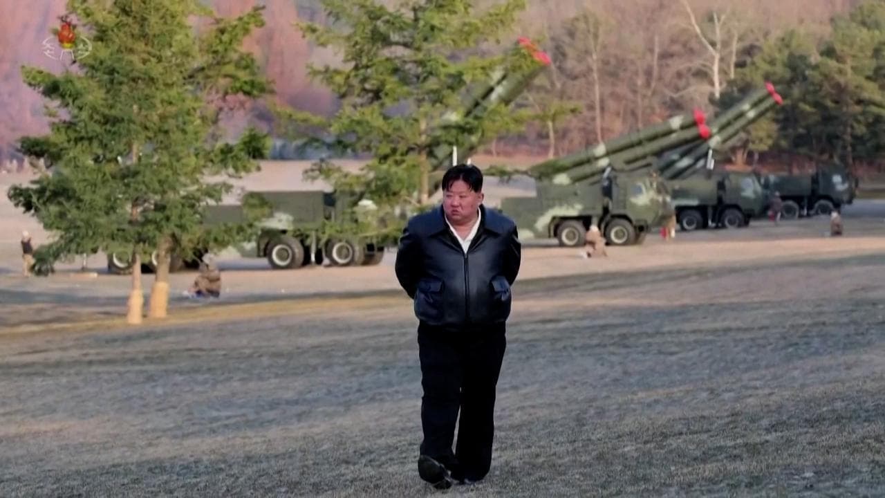Corea del Nord, ecco i lanciarazzi multipli "super-large": Kim supervisiona le esercitazioni