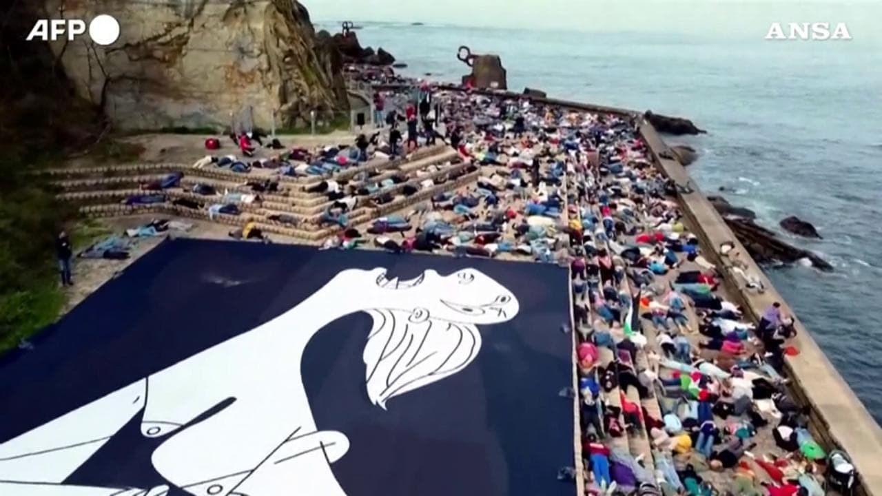 Spagna, protesta pro Palestina a San Sebastian: manifestanti sdraiati a terra per simulare i morti di Gaza