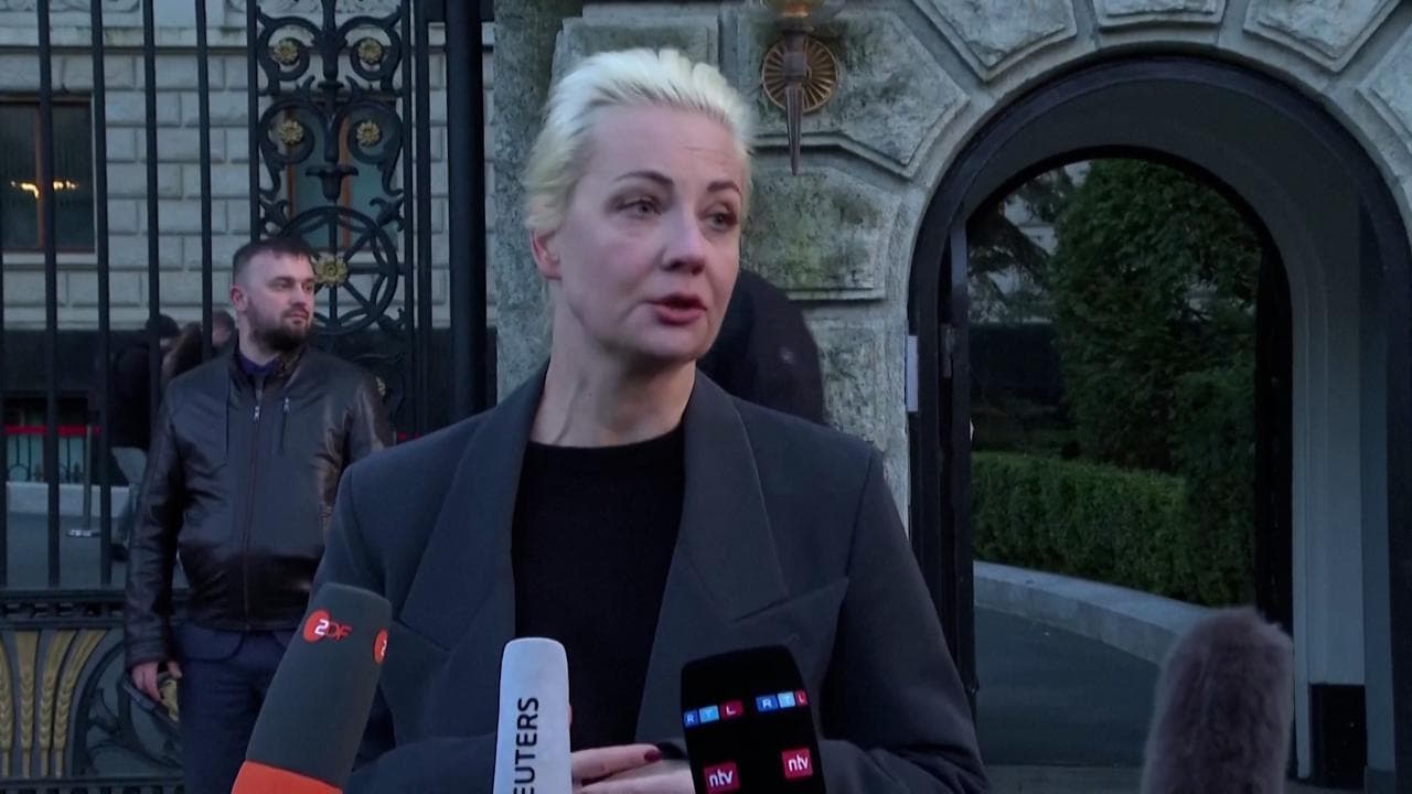 Berlino, Yulia Navalnaya vota all'ambasciata russa: "Ho scritto il nome di Aleksej sulla scheda"
