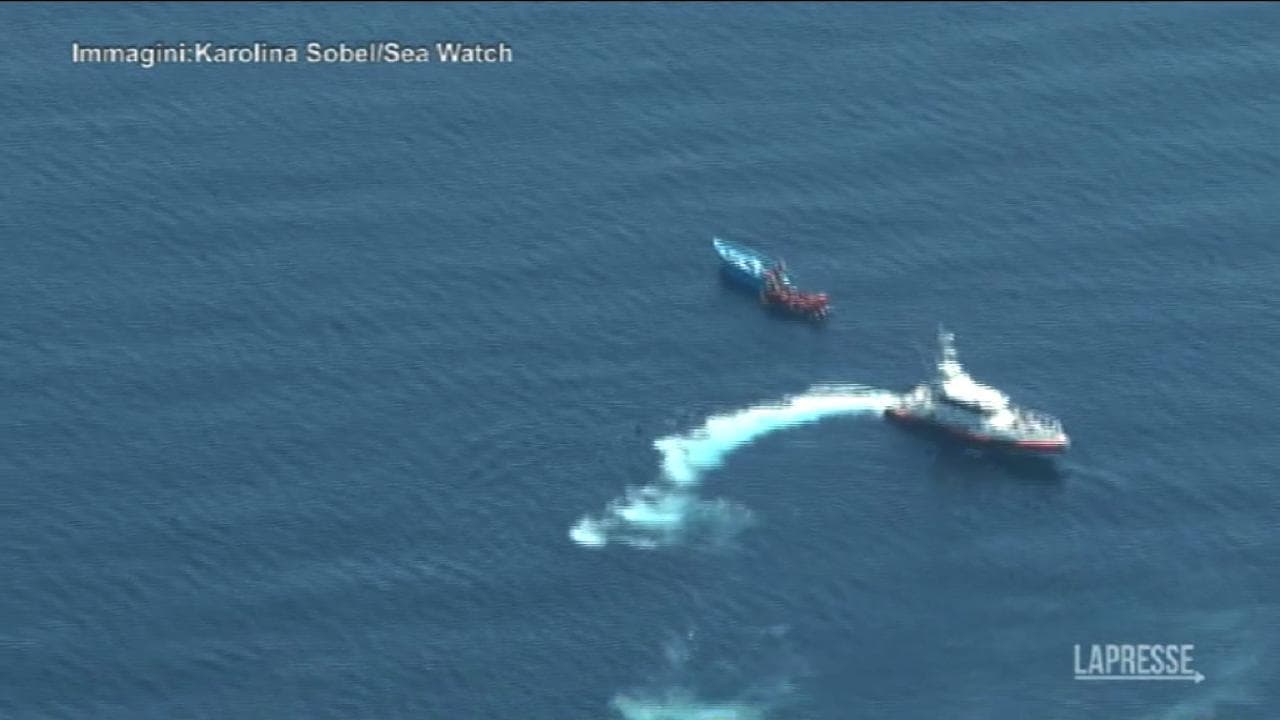Migranti, il video-denuncia di Sea Watch: "La Guardia Costiera libica ostacola le operazioni di salvataggio