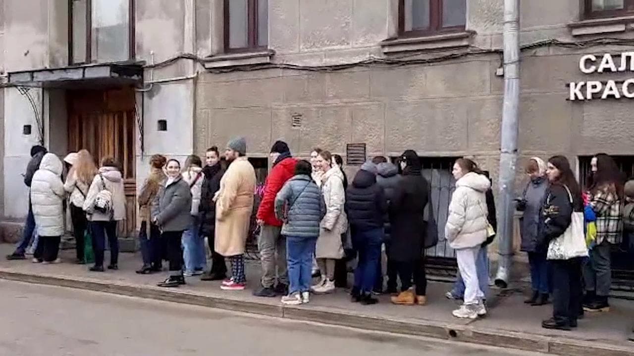 Elezioni in Russia, la lunga fila alle 12 in un seggio nel centro di Mosca