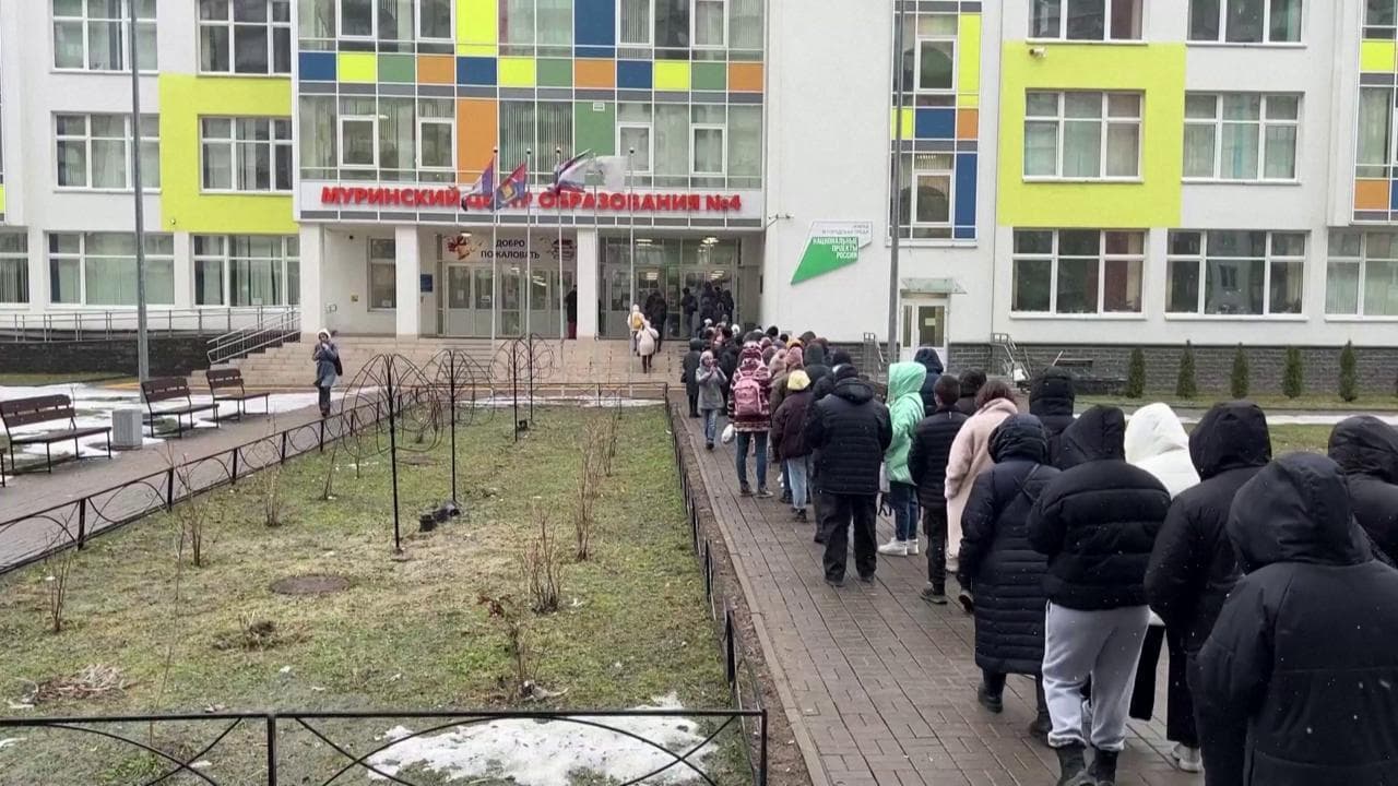 Elezioni in Russia, lunghe file ai seggi di San Pietroburgo alle ore 12