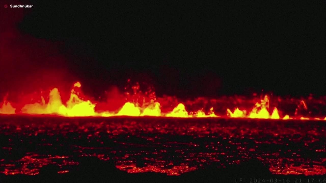 Islanda, nuova eruzione del vulcano di Grindavik: spettacolari fontane di lava illuminano la notte