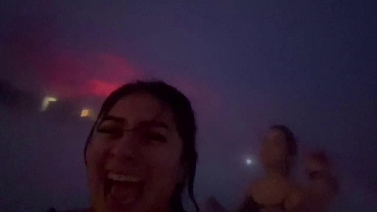 Erutta un vulcano in Islanda: la fuga dei turisti dalla piscina geotermica di un resort di lusso