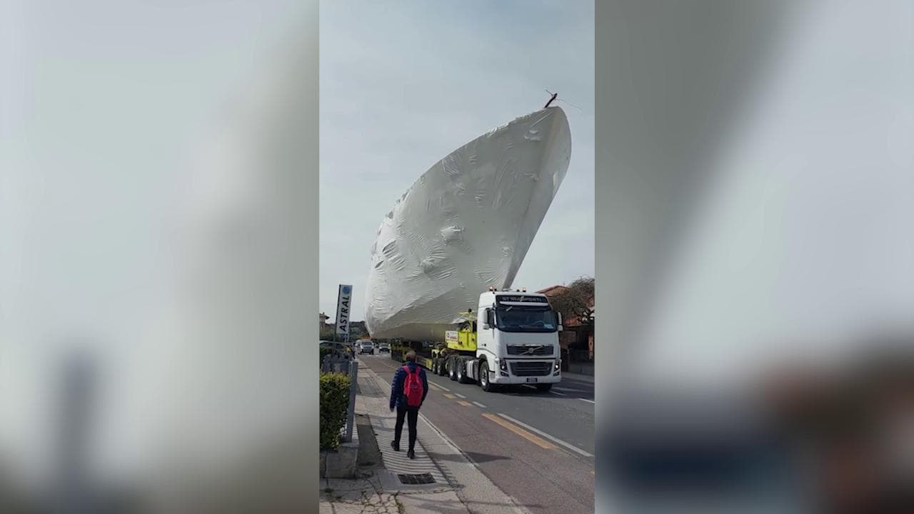 Uno yacht di 42 metri attraversa le vie di Fano: città paralizzata