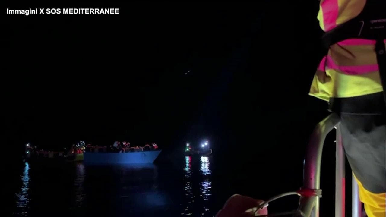 Ocean Viking salva altri 135 migranti in acque maltesi: ora a bordo ci sono 359 naufraghi