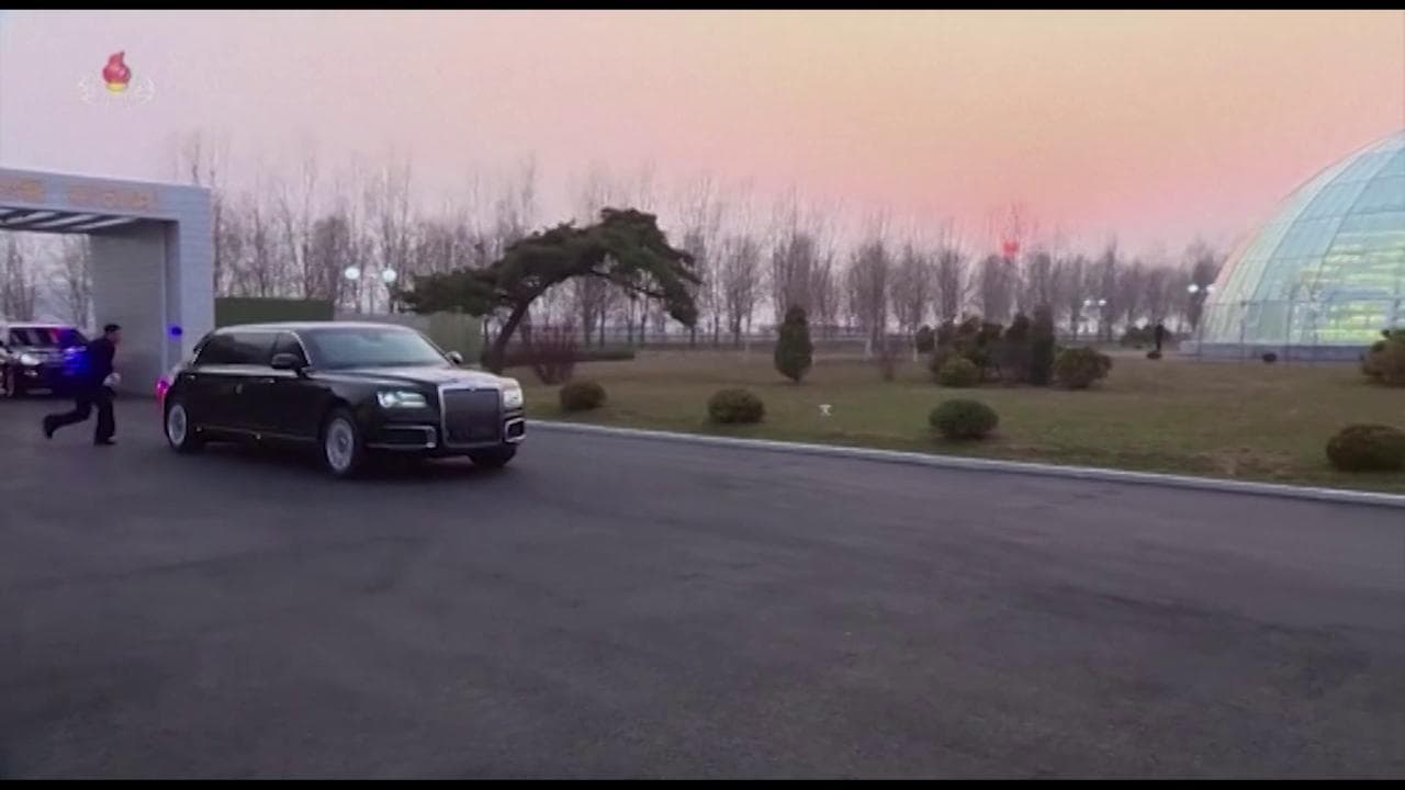 Corea del Nord, Kim Jong-un a bordo della limousine regalata da Putin