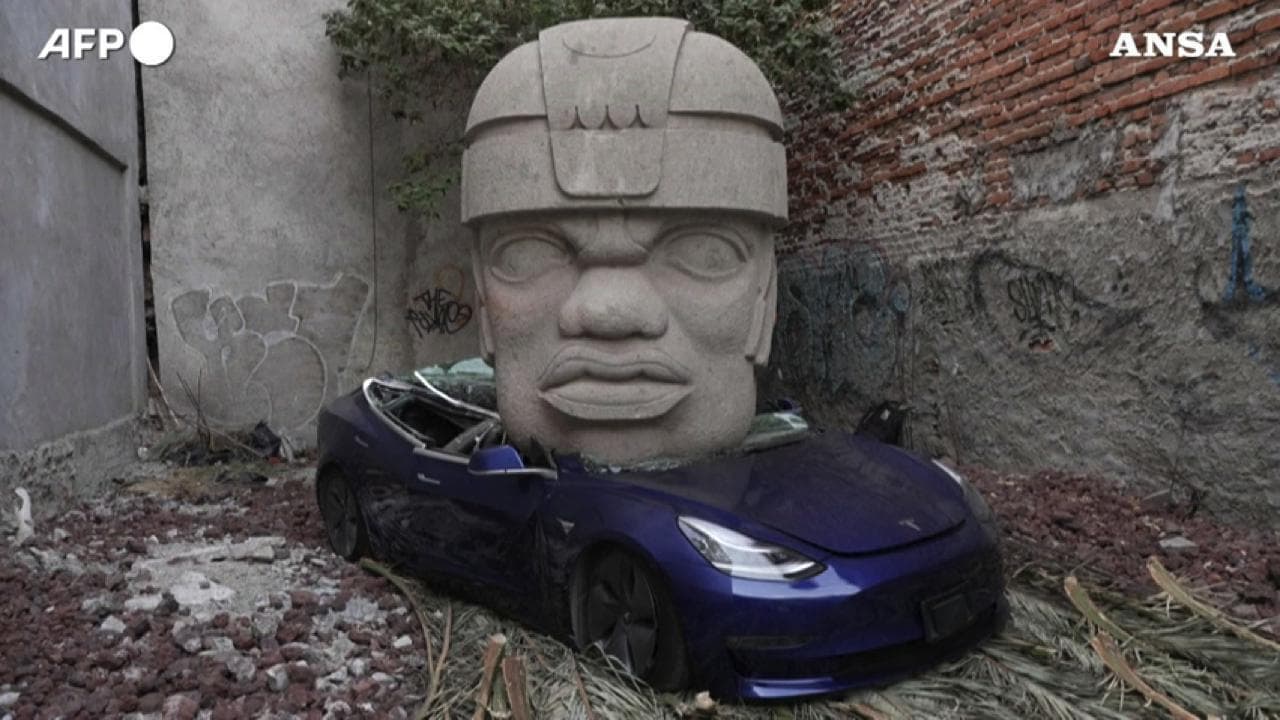 La Tesla schiacciata da un'enorme testa di pietra è un'opera d'arte