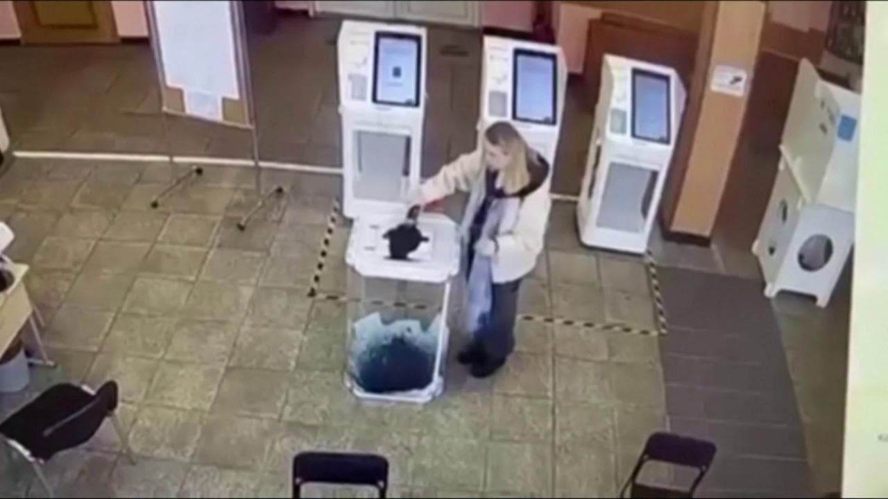 Russia, protesta alle elezioni: vernice sulle schede elettorali nell'urna