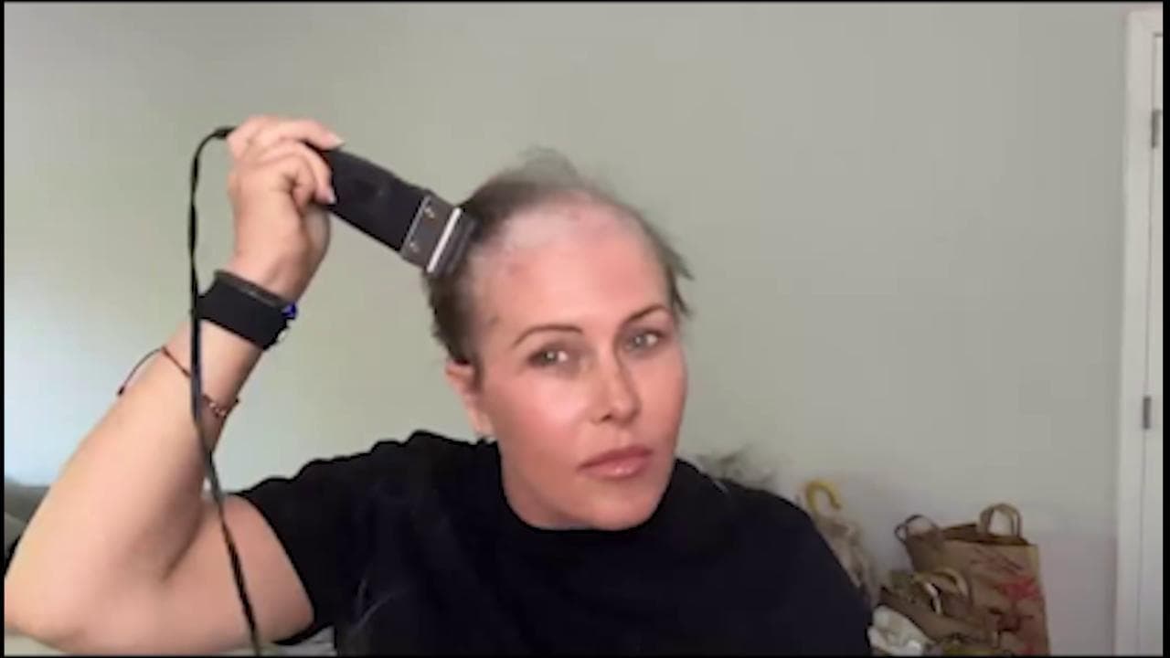 Nicole Eggert si rade a zero in un video, l'ex bagnina di "Baywatch" lotta contro il cancro