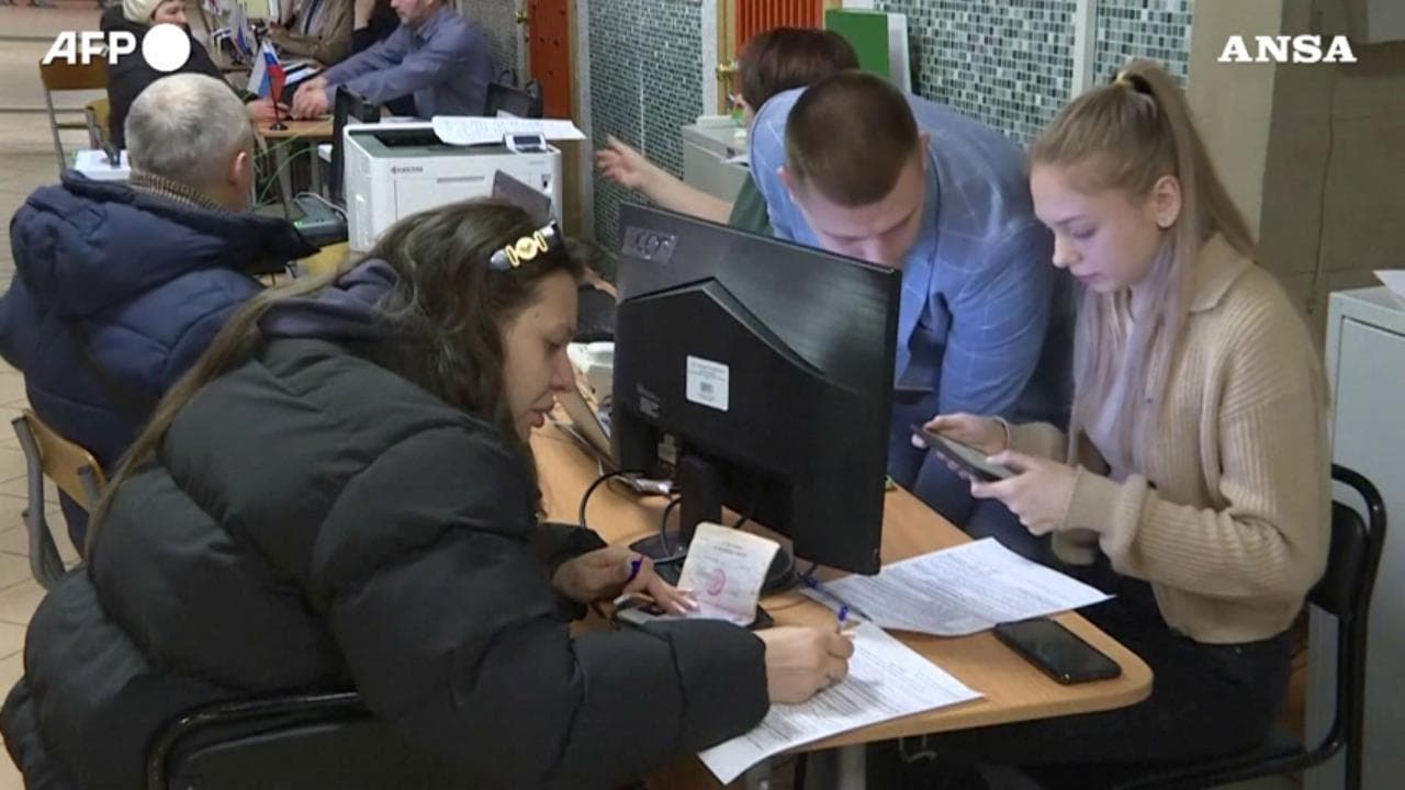 Russia, i moscoviti ai seggi elettoriali. Inziate le operazioni di voto per eleggere il presidente