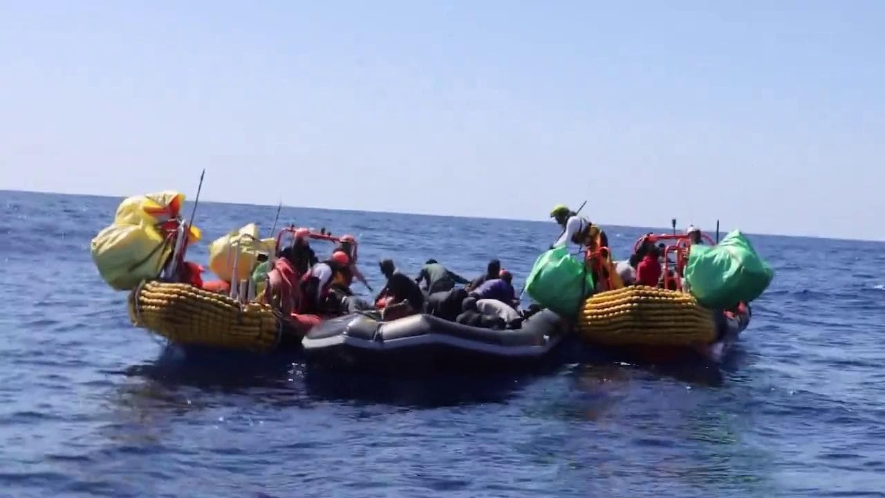 Il racconto dei migranti soccorsi: "Sessanta di noi morti di fame in mare. I libici ignorano Sos"