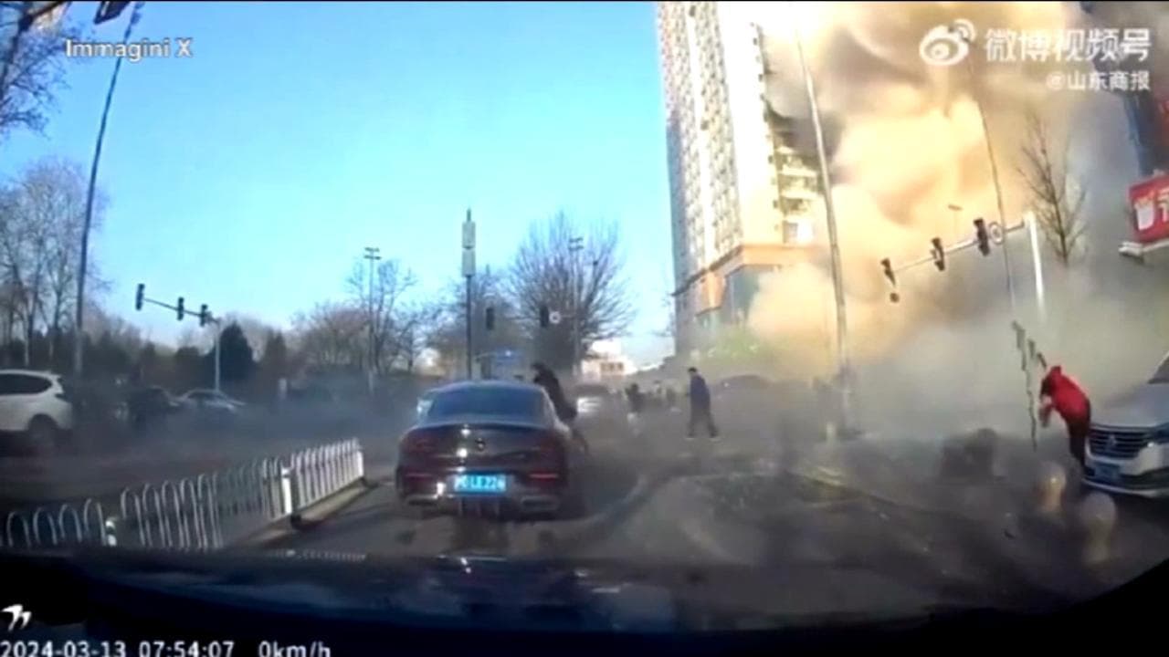 Cina, fuga di gas sventra un ristorante: il momento dell'esplosione ripreso da una dashcam