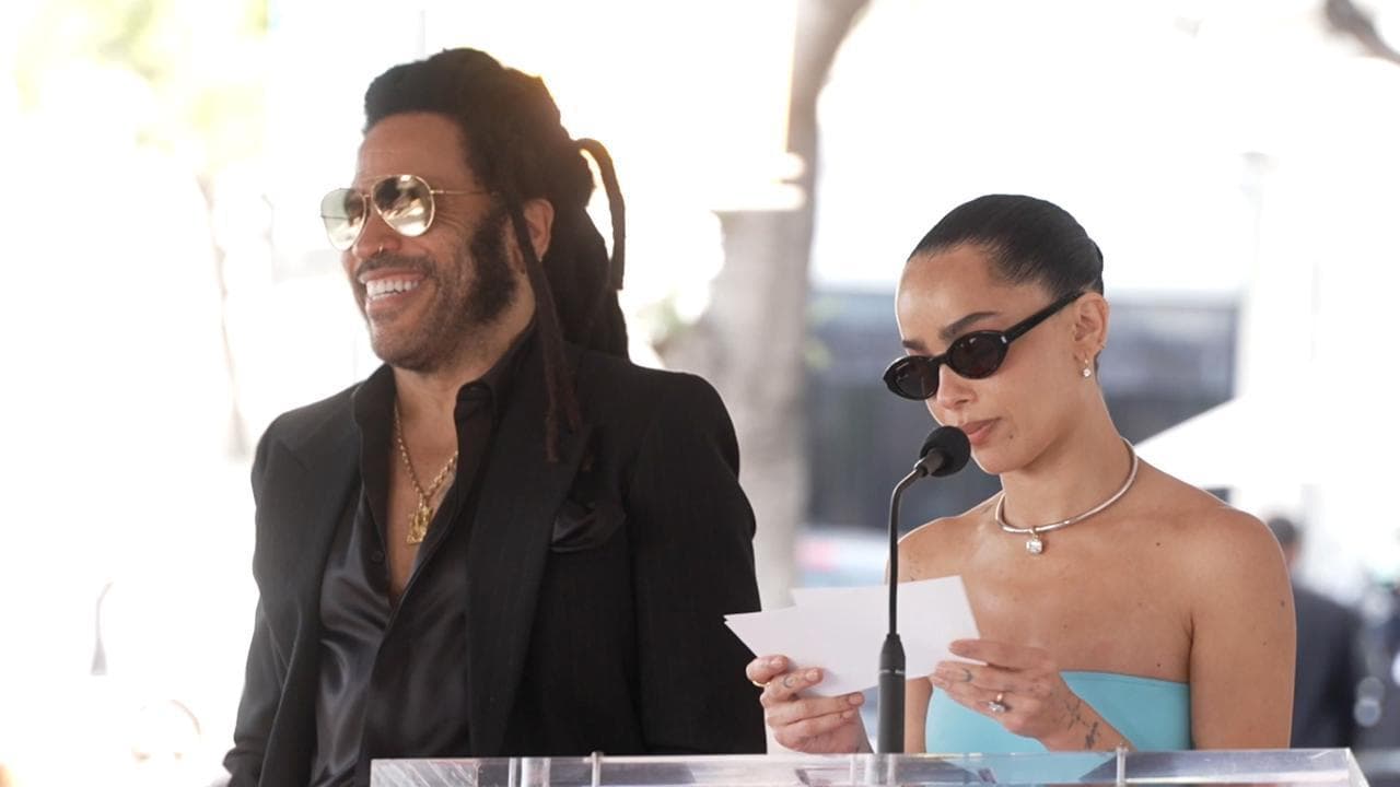 Lenny Kravitz, il discorso esilarante della figlia Zoe: "La relazione più duratura? Quella con la sua camicia a rete"