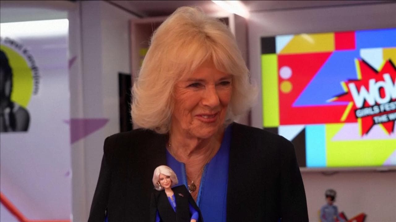 Inghilterra, la regina Camilla vede la sua Barbie sosia e scoppia a ridere: "Ha 50 anni in meno"