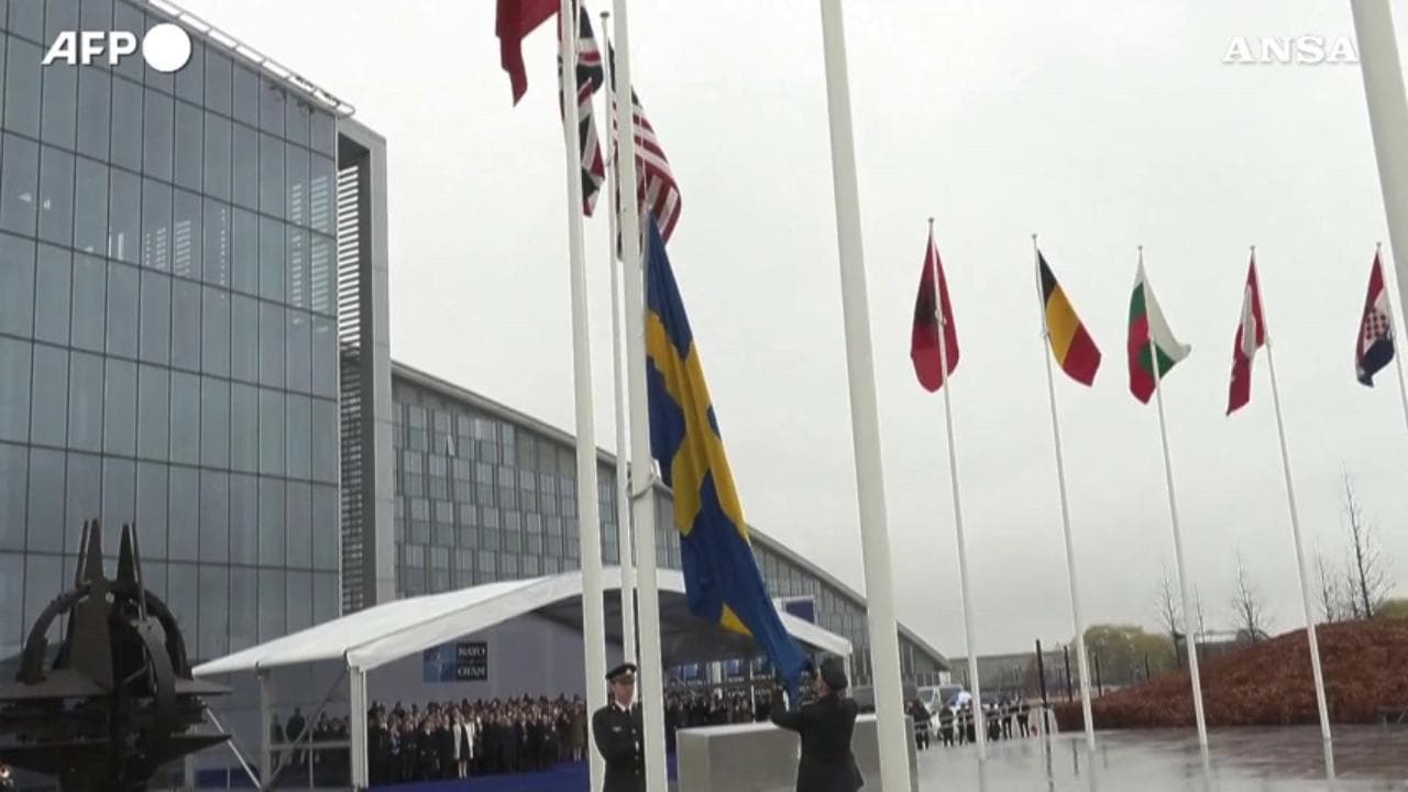Nato, la bandiera della Svezia sventola al quartier generale a Bruxelles