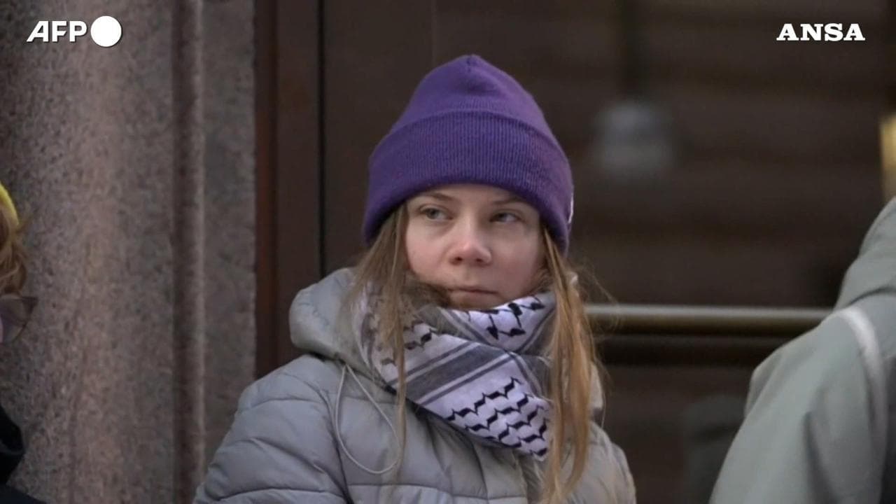 Greta Thunberg blocca l'ingresso del Parlamento svedese: "Giustizia climatica ora"