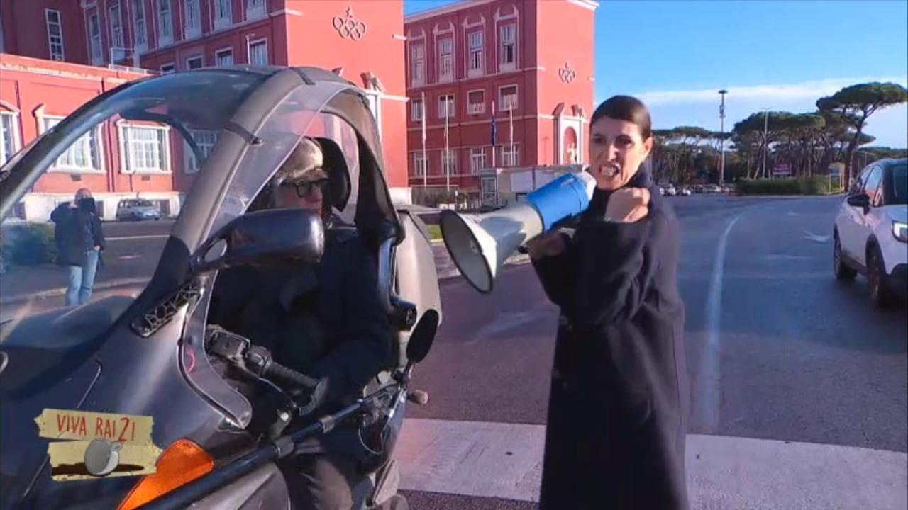 Giorgia a 'Viva Rai2': la sveglia agli automobilisti fermi al semaforo