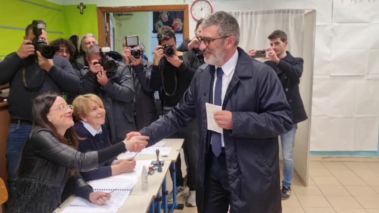 Regionali Abruzzo, il candidato del centrosinistra D'Amico vota a Pescara