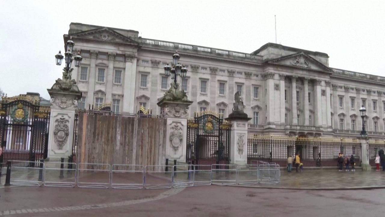 Schianto su Buckingham Palace, le immagini dei cancelli dopo l'incidente