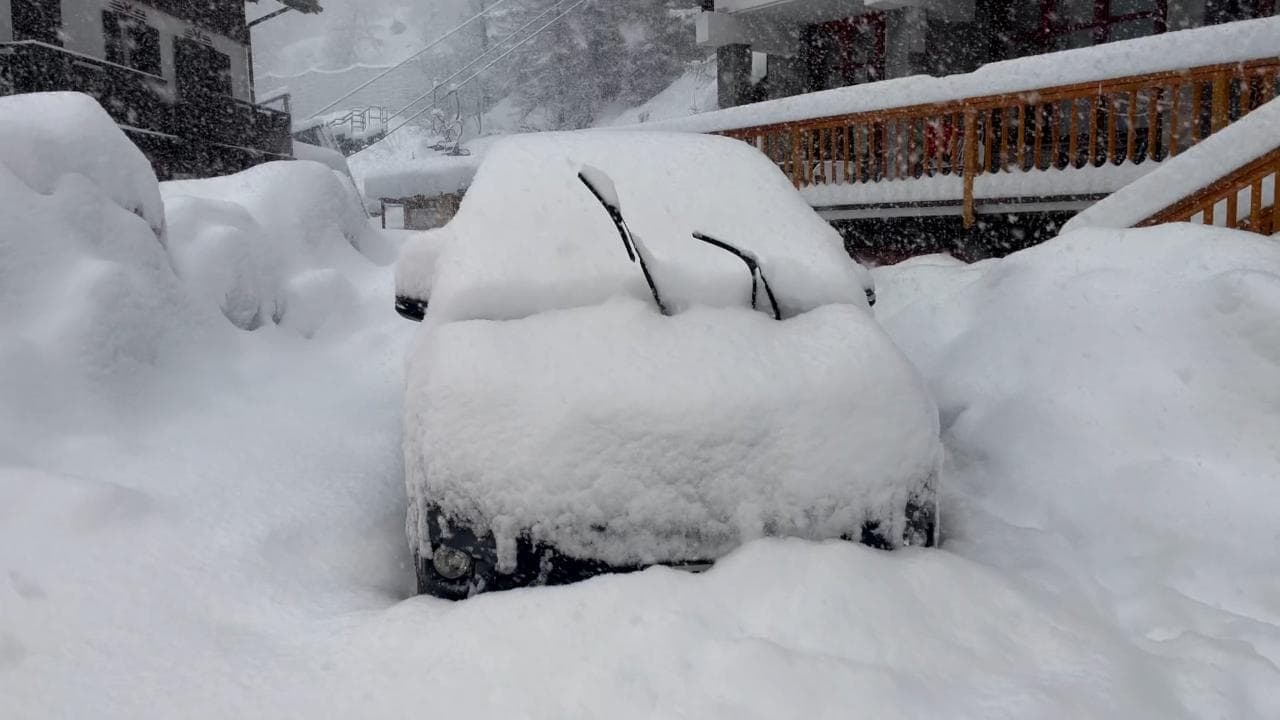 Valle d'Aosta, la nevicata si intensifica a Gressoney