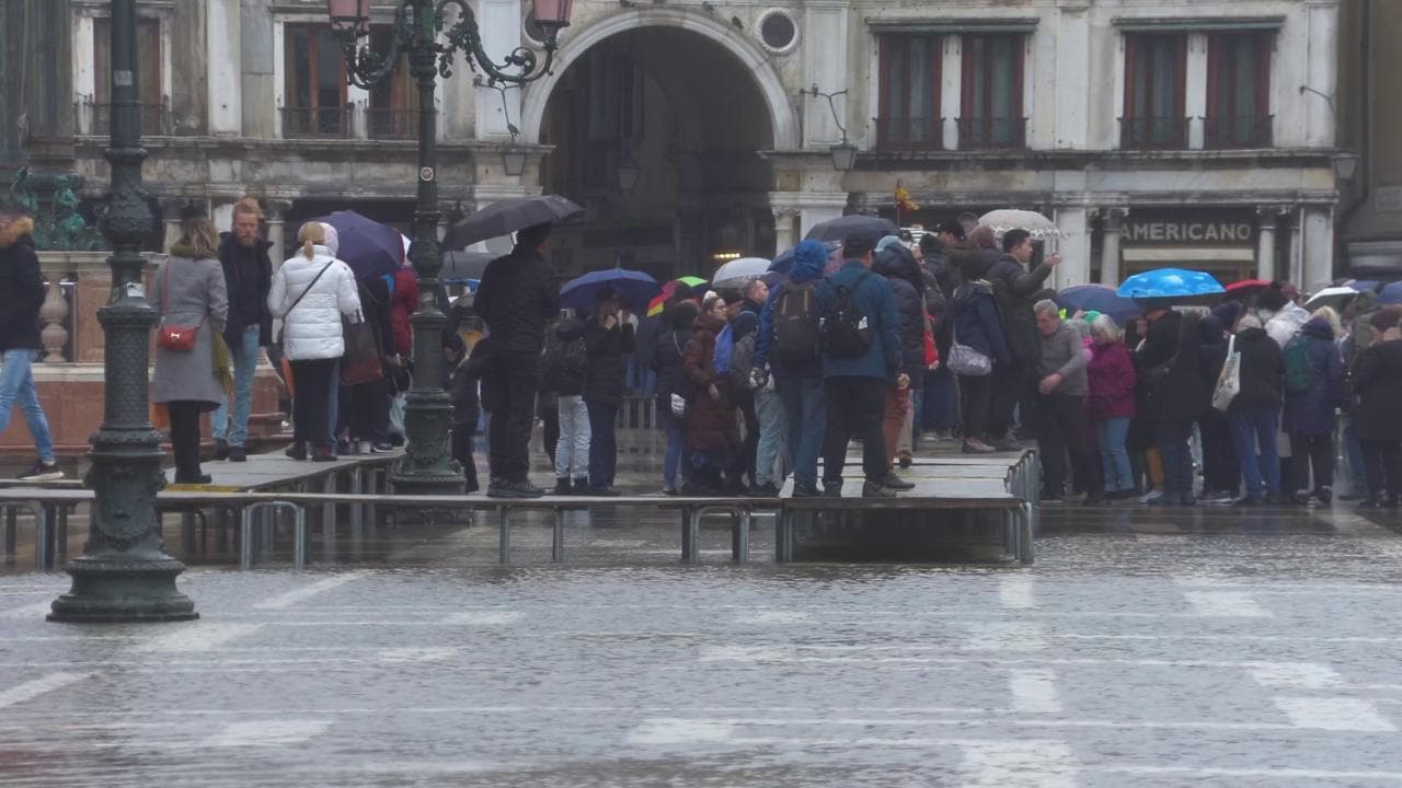 Maltempo a Venezia, torna l'acqua alta: turisti sulle passerelle