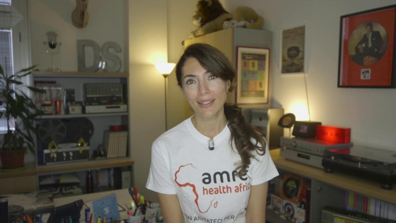Caterina Murino dà voce alla ragazza Masai che lotta contro le infibulazioni nel podcast 'Il taglio'