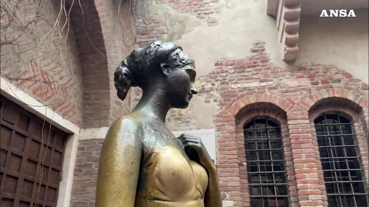 Il rito portafortuna sulla statua di Giulietta lascia il segno: foro sul seno destro