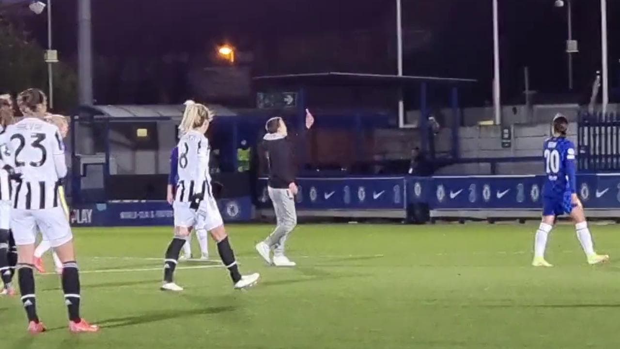 Chelsea-Juve, spallata all'intruso: invasione nel match di Champions, per Sam Kerr intervento da giallo