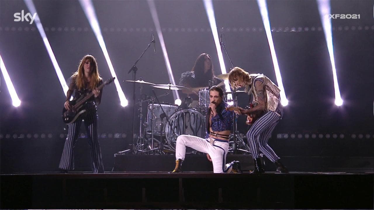 X Factor, Maneskin scatenati infiammano la finale: Damiano si lancia sul pubblico