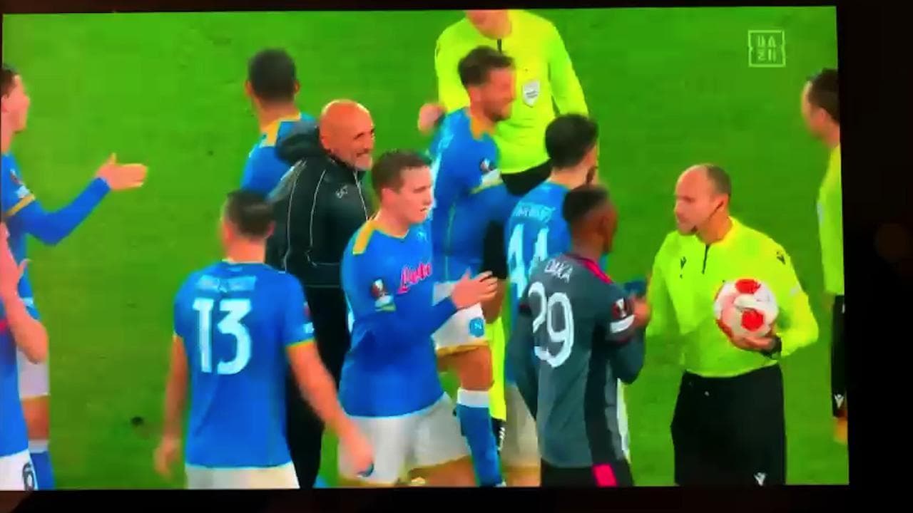 Napoli, Spalletti si tuffa sul prato del Maradona, come in piscina, per festeggiare la vittoria