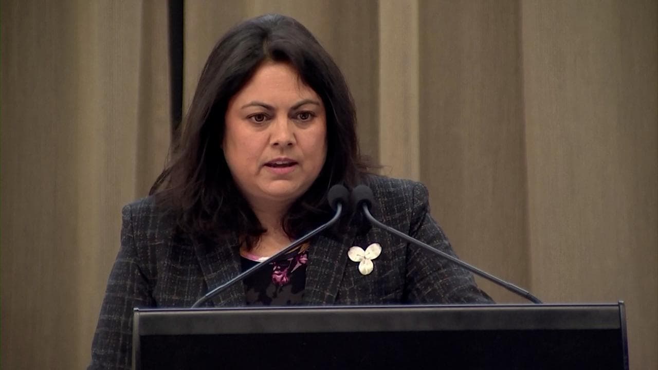 Nuova Zelanda, l'annuncio della ministra della salute: "Vietato a vita il fumo ai nati dopo il 2008"