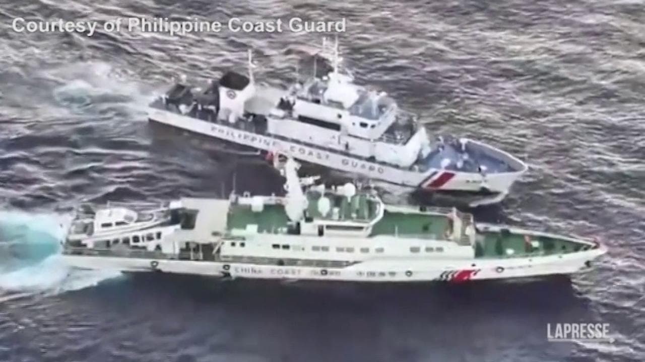 Filippine, scontro tra nave di Manila e una di Pechino: le immagini della collisione
