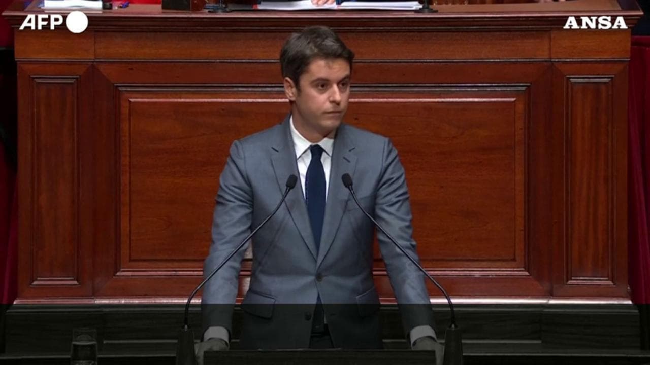 Il diritto all'aborto entra in costituzione in Francia, Attal: "Possiamo cambiare la storia"