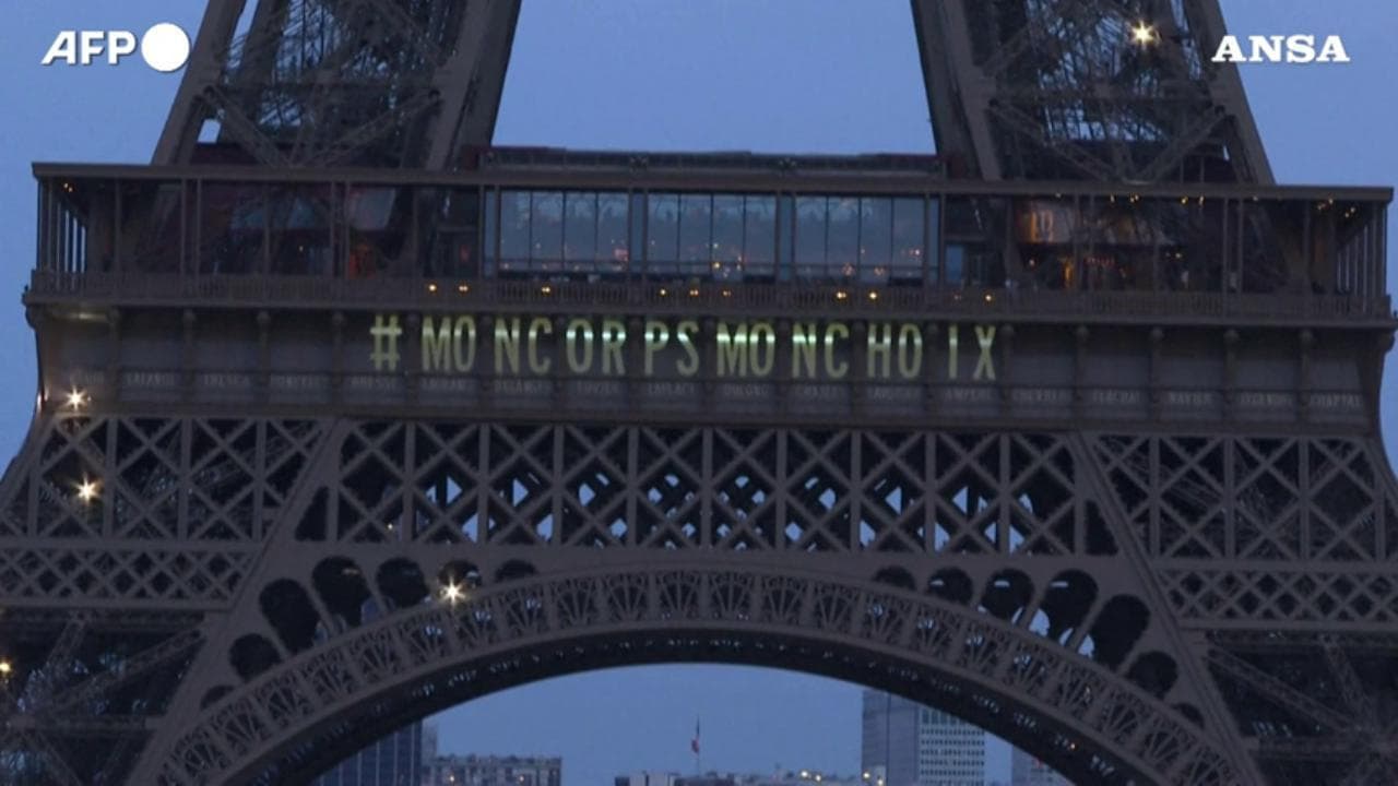 Francia, il diritto d'aborto nella costituzione. Sulla Tour Eiffel la scritta "Mio il corpo, mia la scelta"