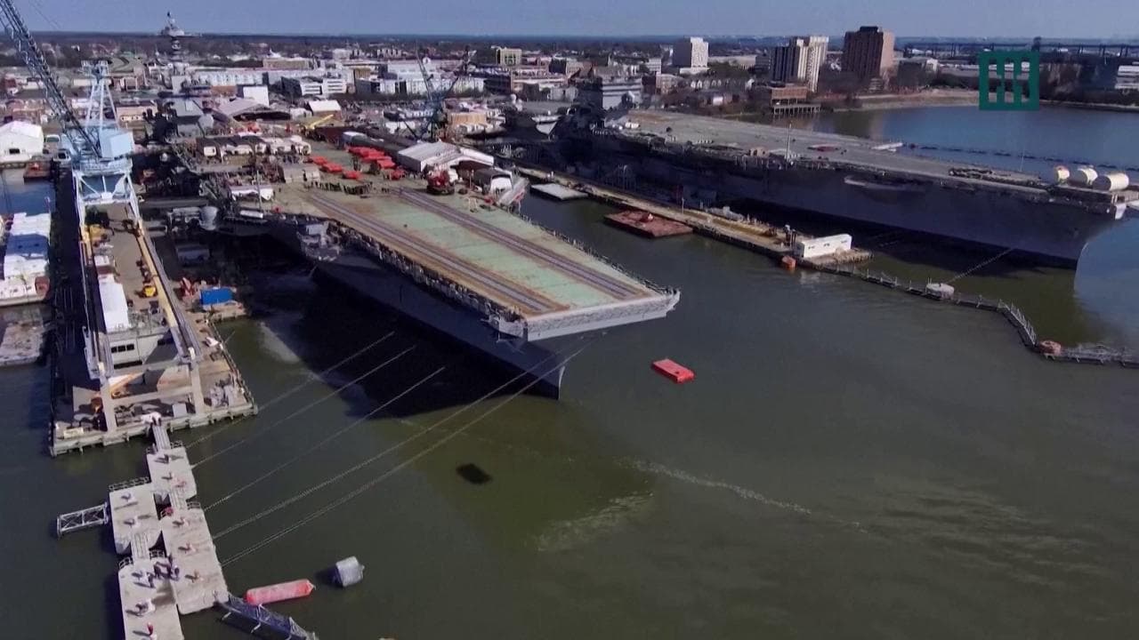 Portaerei Usa sperimenta un nuovo sistema di lancio dei jet: veicoli vengono catapultati in un fiume