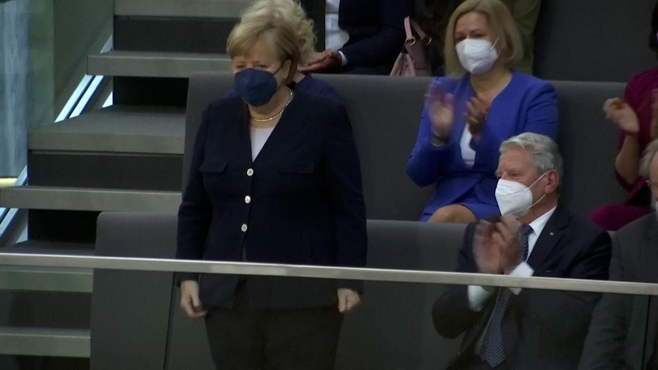 Germania, Scholz è il nuovo cancelliere: standing ovation per Angela Merkel al Bundestag