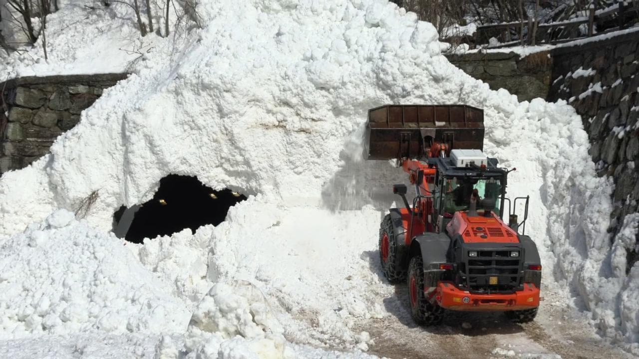 Gressoney, escavatore al lavoro per liberare dalla neve la galleria di Gaby