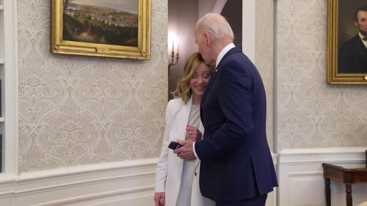 Meloni lascia la Casa Bianca e Biden la saluta con un bacio sulla fronte