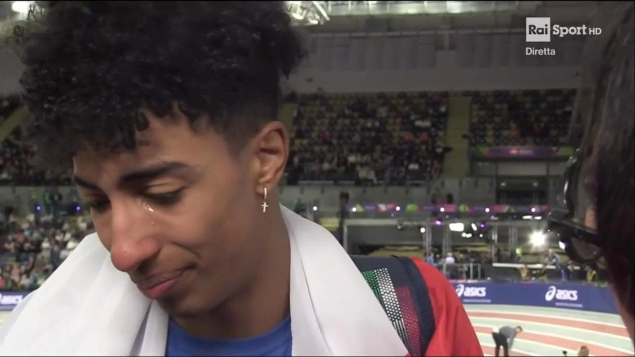 Mattia Furlani vince l'argento nel lungo ai Mondiali indoor e si commuove ringraziando la mamma