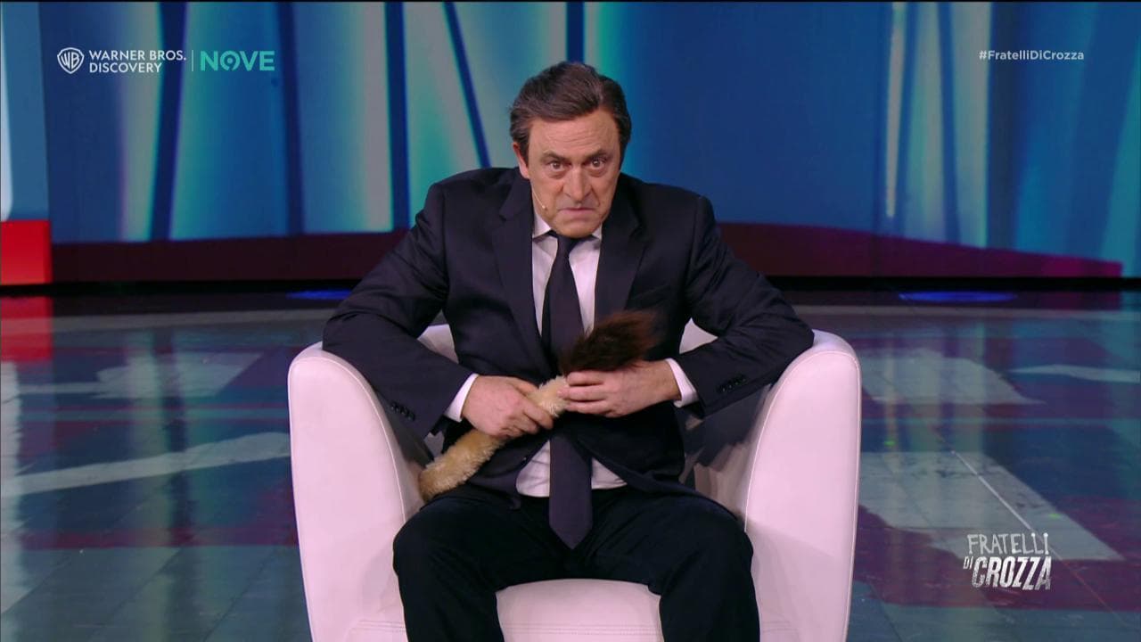 Crozza-Calenda e la coda tra le gambe: "Sono nato così, ora dovrò andare da Conte con questa"