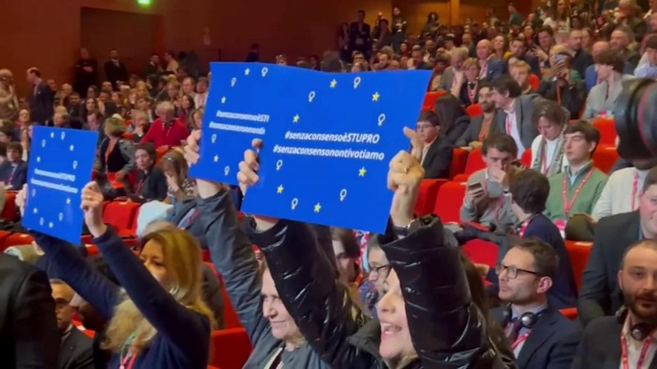 Protesta al congresso Pse, attiviste interrompono i lavori con cartelli "senza consenso è stupro"