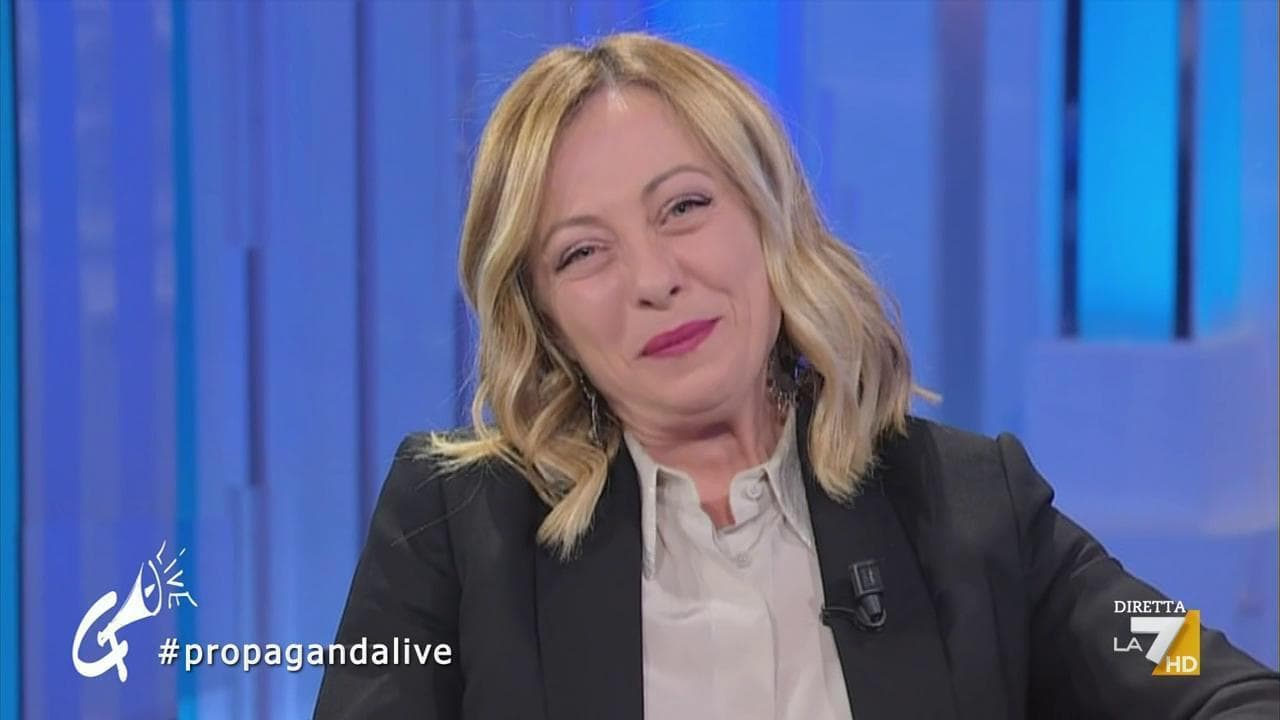 Il tour di stand up comedy di Giorgia Meloni, l'irriverente satira di Propaganda Live
