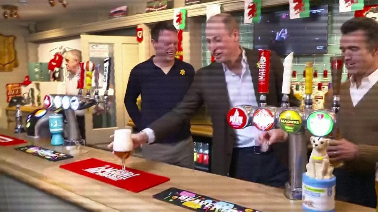 Galles, William spilla birre in un pub di Wrexham: con lui gli attori Ryan Reynolds e Rob McElhennie