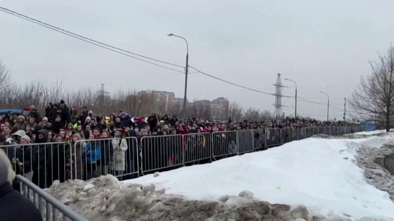 Funerali Navalny, centinaia di sostenitori bloccati fuori dal cimitero a Mosca
