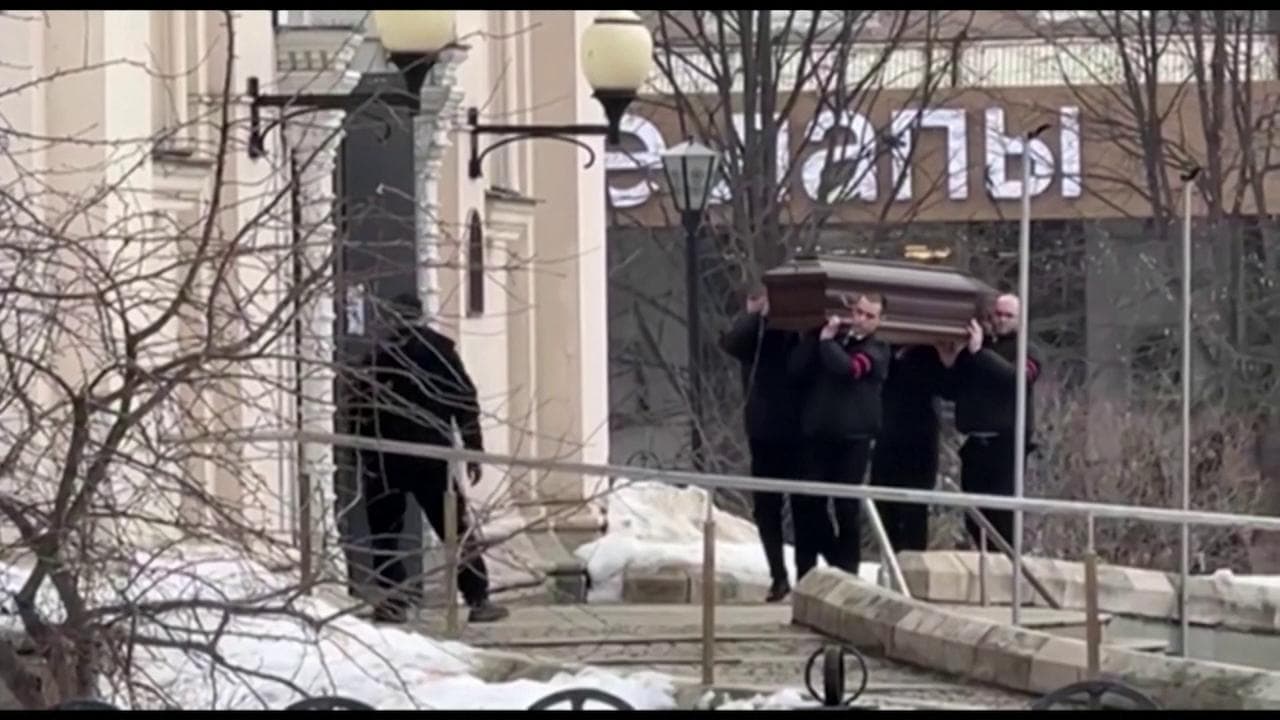Funerali di Navalny a Mosca: gli applausi della folla all'arrivo del feretro